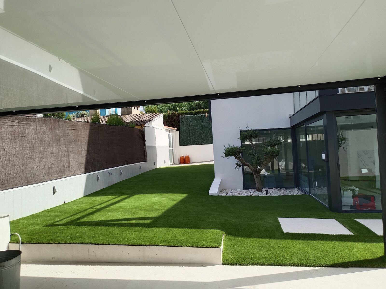 Jardín moderno con pérgola